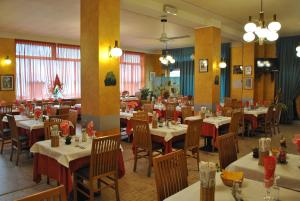 Un restaurante u otro lugar para comer en Albergo Motel Dosdè B&B