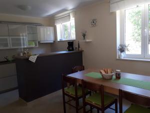 Kuchnia lub aneks kuchenny w obiekcie Apartments Maržić
