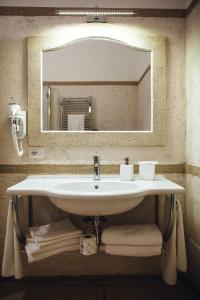La Magione في فوجيا: حوض في الحمام مع مرآة ومناشف