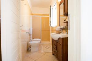 a bathroom with a toilet and a sink at Le Gioie - Villa Macchia Mediterranea - Splendida villa vista mare immersa nel verde in Torre Pali 