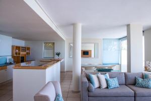 מטבח או מטבחון ב-Bay Reflections Camps Bay Luxury Serviced Apartments