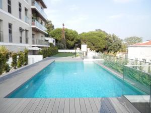 una piscina al centro di un edificio di Ripple - Modern Condo with pool, aircon, parking a Lisbona