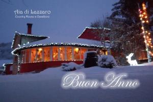 een huis bedekt met sneeuw met kerstverlichting bij Aia di Lazzaro Country House in Casalbore