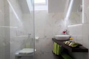 Et badeværelse på Apartments Special Bled + 22 billeder