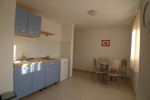 Kuchyň nebo kuchyňský kout v ubytování Kuc kuc apartmani