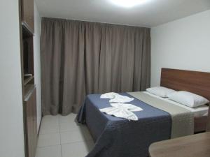 Habitación de hotel con 2 camas y toallas. en Flat Nannai Residence - Beijupirá, en Porto de Galinhas