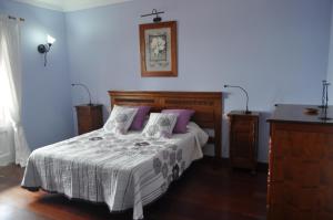 a bedroom with a bed with purple pillows at Villa Miramar, Güime in Güime