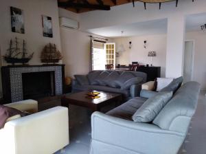 sala de estar con sofás y chimenea en Villa con piscina privada en Torremolinos