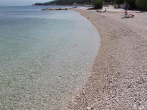 una spiaggia con costa rocciosa e acqua di Bonacic Palace a Slatine