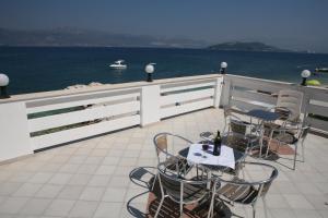 balcone con tavoli, sedie e vista sull'oceano di Bonacic Palace a Slatine