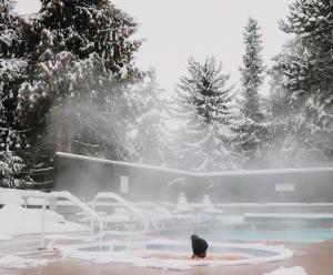 Bazen u ili blizu objekta Adara Hotel