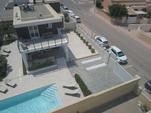 una casa con piscina al lado de una calle en Villa Mondrian, en Puerto Marino