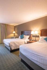 a hotel room with two beds and two lamps at University Place Hotel and Conference Center in Portland