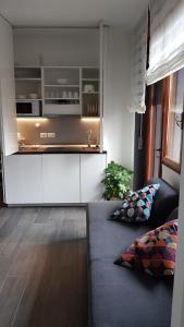 a living room with a couch and a kitchen at B&B Xenia in Pordenone