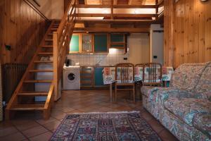 a living room with a couch and a kitchen at Villa Zita in Champoluc