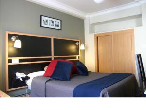 une chambre d'hôtel avec un lit dans une chambre dans l'établissement Hostal Mara, à La Corogne