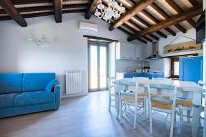 a kitchen and dining room with a table and chairs at Il Castello Di Perchia in Crocemaroggia