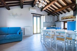 cocina y comedor con mesa y sillas en Il Castello Di Perchia, en Crocemaroggia