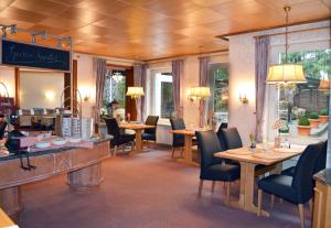 uma sala de jantar com mesas e cadeiras e um restaurante em Heide´s Hotel Pension Bad Bevensen em Bad Bevensen