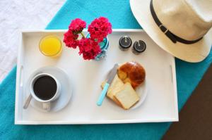 bandeja con un plato de comida y una taza de café en SolMar en San Clemente del Tuyú