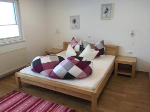 łóżko z poduszkami w pokoju w obiekcie Haus Adlerhorst w Neustift im Stubaital