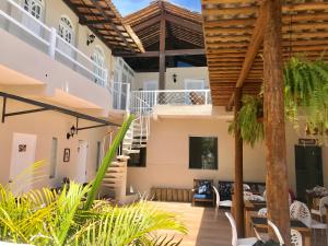 eine Terrasse eines Hauses mit einer Wendeltreppe in der Unterkunft Pousada Mel in Praia do Forte