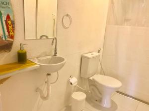 Pousada Mel في برايا دو فورتي: حمام أبيض مع حوض ومرحاض