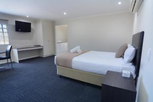 una habitación de hotel con una cama y un escritorio en City Centre Motel, en Bendigo 26 fotos más