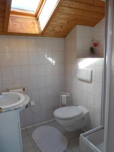 Ένα μπάνιο στο Landhaus Monika