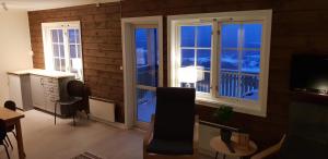- un salon avec vue sur un balcon dans l'établissement Oppdal Alpintun Stølen ski in - ski out, à Oppdal