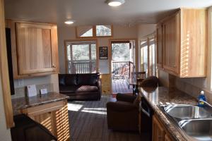 Yosemite RV Resort的厨房或小厨房