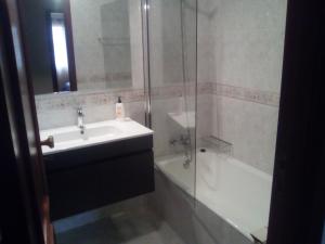 A bathroom at Apartamento Arosa