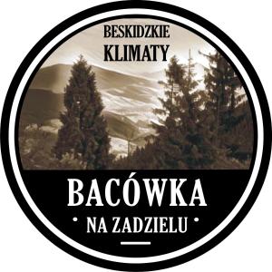 um rótulo para uma montanha com árvores ao fundo em Bacówka na Zadzielu em Laskowa