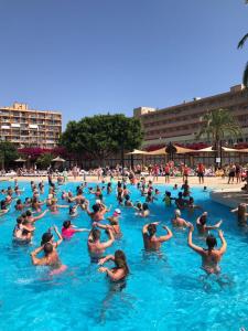 Bazén v ubytování Hotel Club Cala Romani nebo v jeho okolí