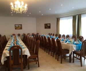 a conference room with a long table and chairs at PENZION ANIKO GOLD *** in Horné Saliby