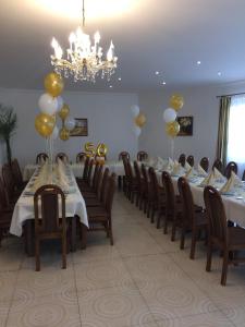 un comedor con una mesa larga con sillas y globos en PENZION ANIKO GOLD *** en Horné Saliby