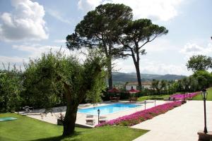 uma piscina num jardim com flores e árvores em Agriturismo Villa Irelli em Castellalto