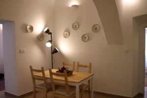 a dining room with a table and chairs and plates on the wall at Casa Centro Histórico Beja - Castelo in Beja