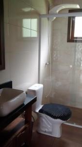 Un baño con inodoro, ducha y lavabo. en CASA TEMPORADA SANTO ANTONIO, en Urubici 26 fotos más