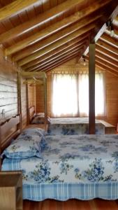 Un dormitorio con una cama en una casa de madera. en CASA TEMPORADA SANTO ANTONIO, en Urubici