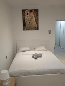 Un dormitorio blanco con una cama con un osito de peluche. en Modern&Cozy Rooms en Poznan
