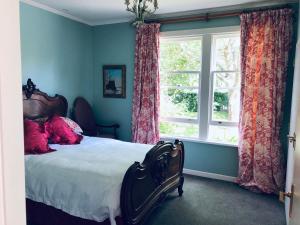 Säng eller sängar i ett rum på Te Kopura Lodge