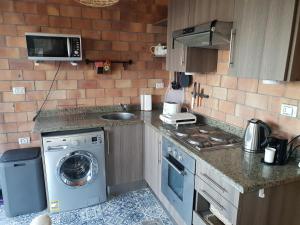 A kitchen or kitchenette at One Bedroom Chalet managed by Lilly Apartments