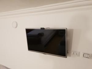 A television and/or entertainment centre at One Bedroom Chalet managed by Lilly Apartments