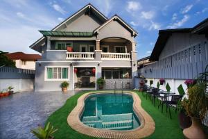 ein Haus mit einem Swimmingpool davor in der Unterkunft Chean-Chean House in Chiang Rai