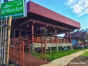 a building with a balcony with a restaurant at Pai Princess Resort in Pai