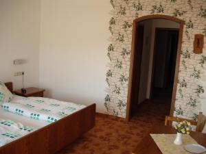 A bed or beds in a room at Hotel Weinhaus Liesertal