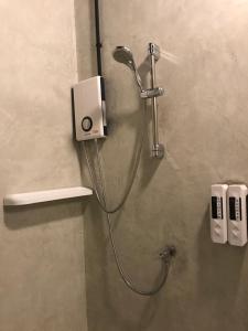 曼谷阿伦老城旅舍的浴室里有淋浴喷头的淋浴