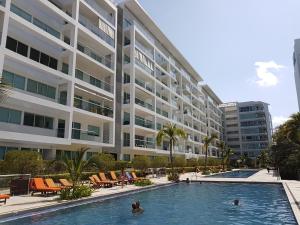 a swimming pool in front of a large building at morros 3 in Cartagena de Indias