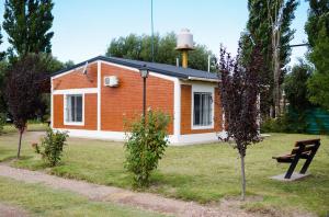 een klein huisje met daarop een watertoren bij Complejo Los Olivos in San Rafael